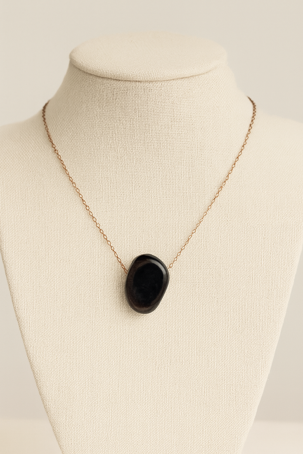 Collana in Tomalina Nera – Protezione, Radicamento e Stile Essenziale