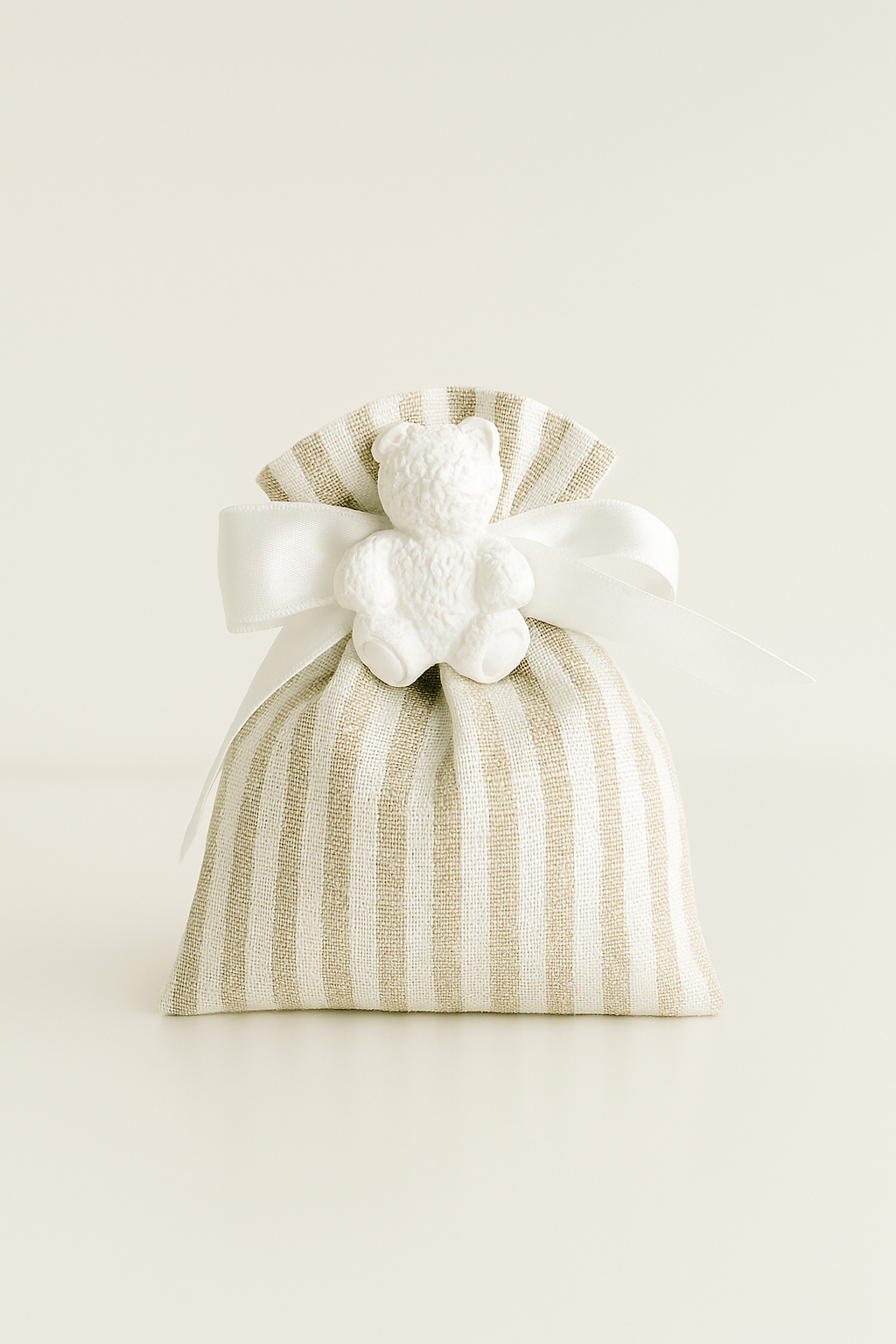 Sacchetto Profumato in Tessuto con Orsetto in Gesso – Eleganza e Dolcezza per Armadi e Cassetti