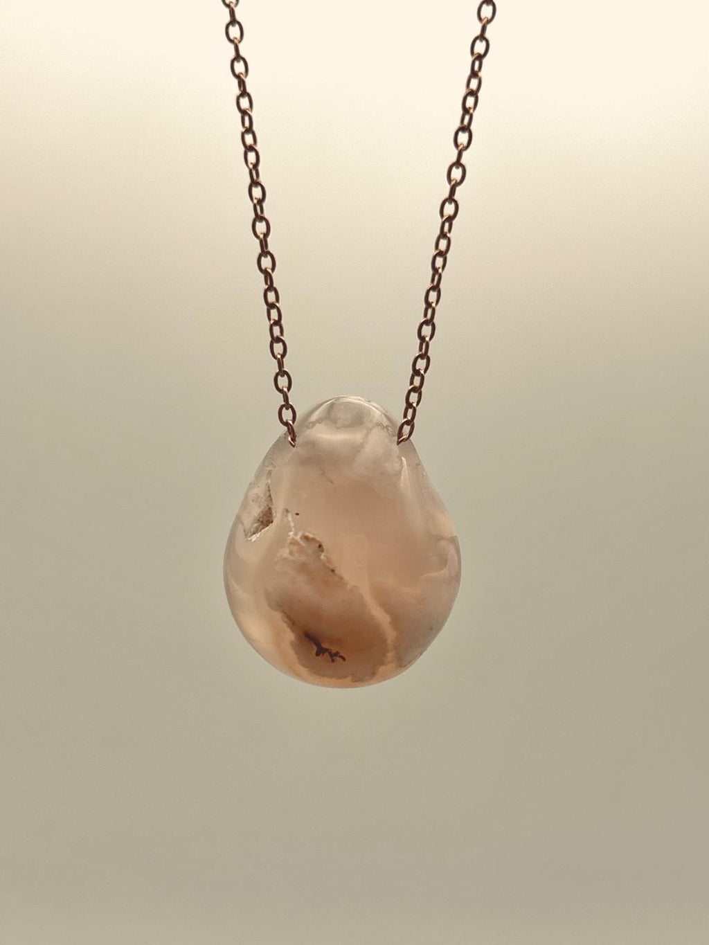 Collana in Agata Sakura – Delicatezza e armonia floreale