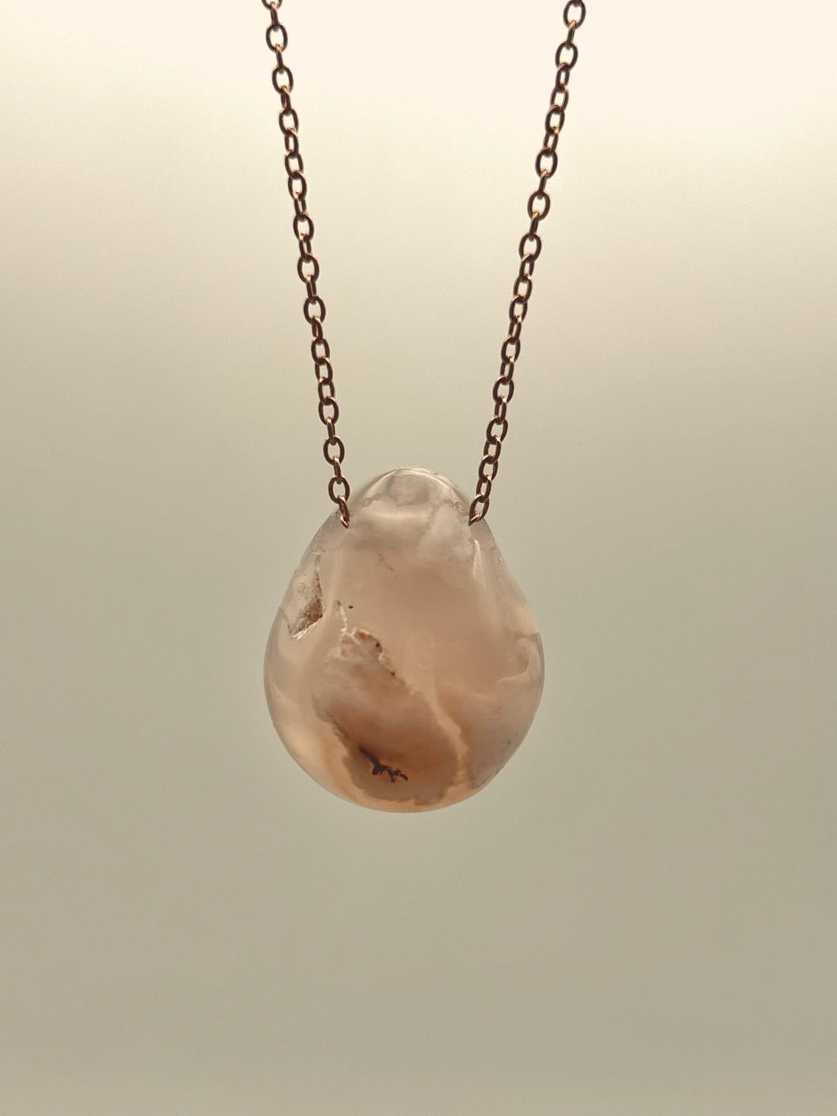 Collana in Agata Sakura – Delicatezza e armonia floreale